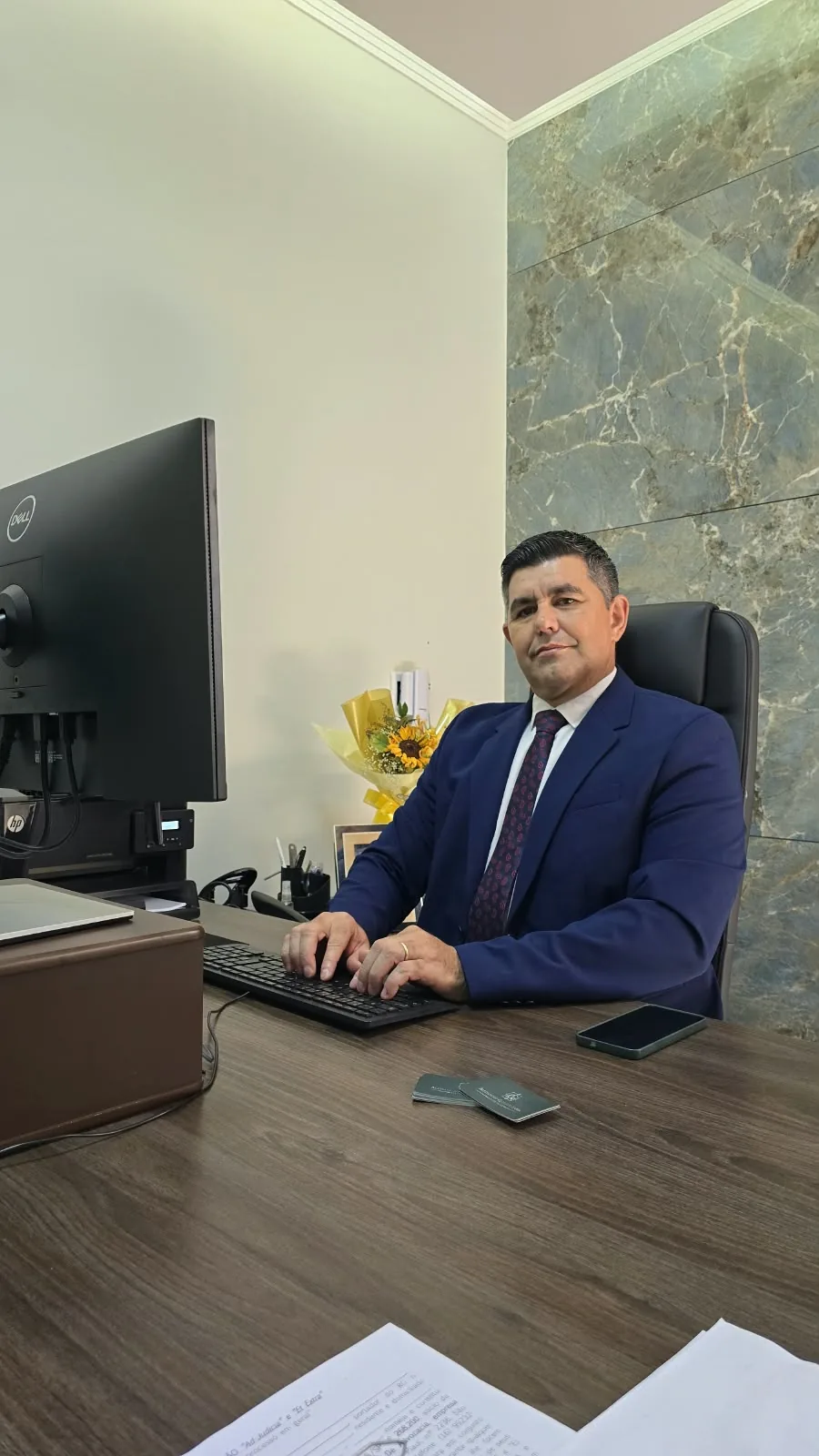 Dr. Alessandro Gustavo Faria em atendimento no escritório